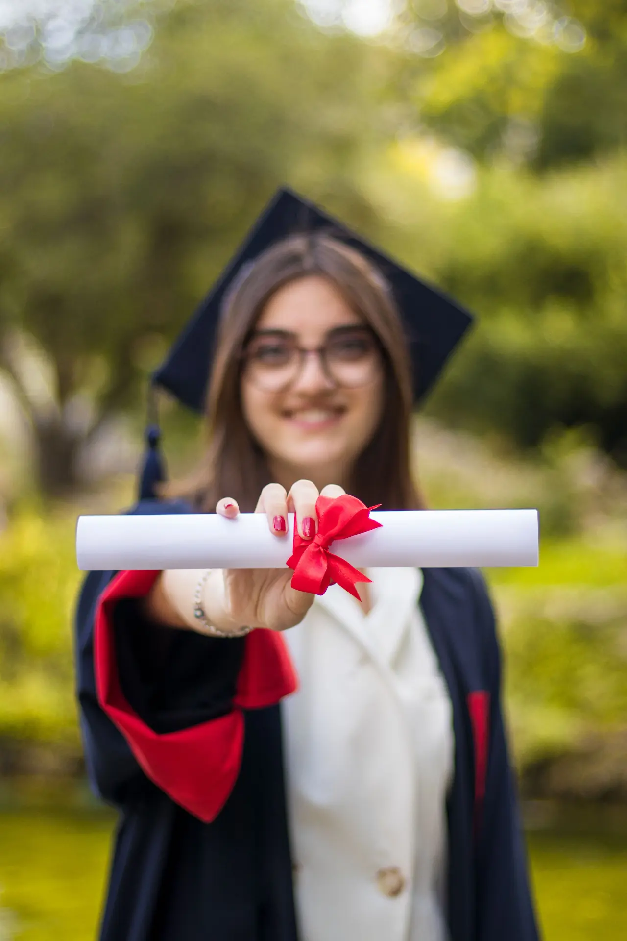 Estudiante mostrando su diploma tras obtener la certificación